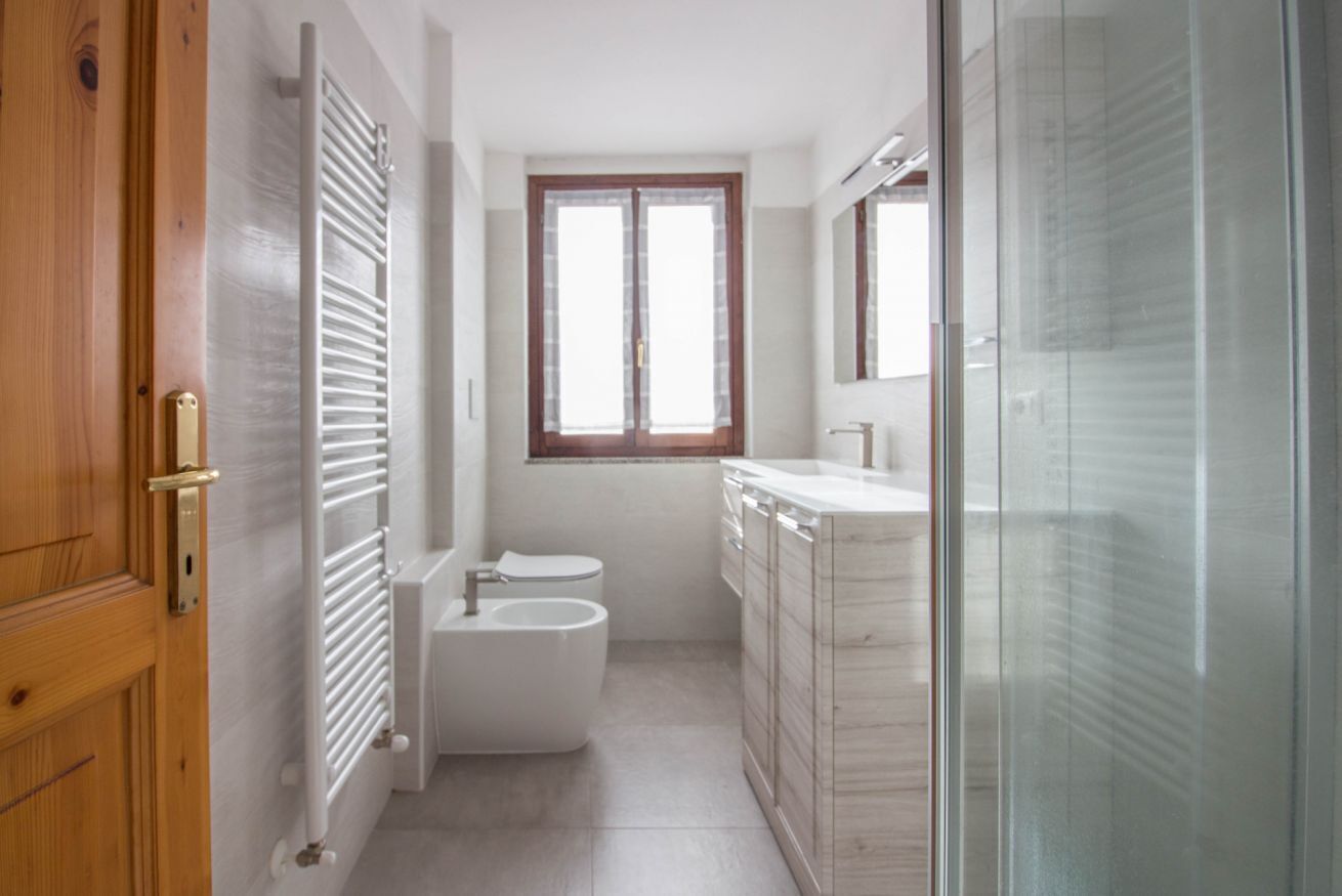 Douche, sèche-cheveux, bidet, serviettes fournies