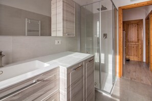 Chuveiro, secador de cabelo, bidê, toalhas de banho