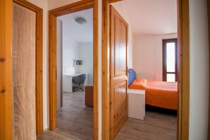 2 habitaciones, escritorio, tabla de planchar con plancha y wifi