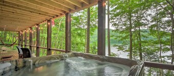 Luxe Lakefront Lodge w Dock, Hot Tub & Game Room