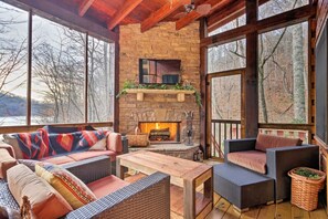 Smart TV, fireplace, video games, DVD player - Luxe Lakefront Lodge w Dock, Hot Tub & Game Room (Topton)