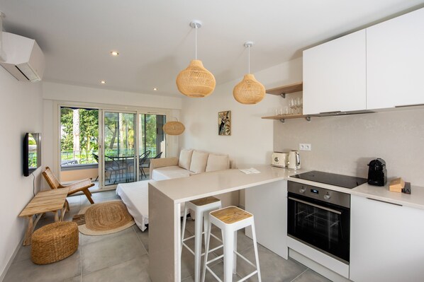 Fridge, oven, dishwasher, coffee/tea maker