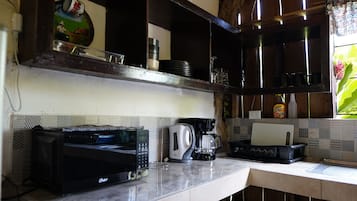 Refrigerador, microondas, parrilla de estufa y cafetera y tetera
