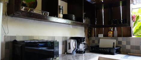 Kjøleskap, mikrobølgeovn, kokeplater og kaffetrakter/tekoker