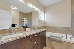 Hair dryer, towels, soap, shampoo - 3-Bedroom Retreat Close to the Mountains & Airport (Calgary)