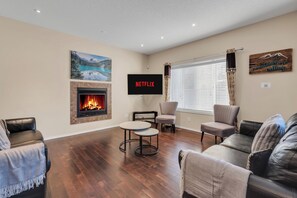 Interior - 3-Bedroom Retreat Close to the Mountains & Airport (Calgary)