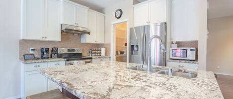 Frigorífic, microones, forn i placa de cuina