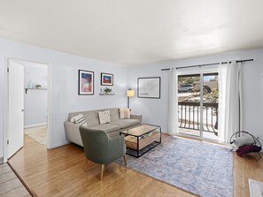 Smart-TV, Kamin, DVD-Player, Bücher