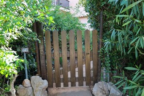 Property grounds - Comfy Flat W/ Pool, Tennis Court & Private Beach! (Pischina Salida)