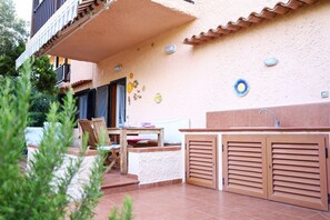 Outdoor dining - Comfy Flat W/ Pool, Tennis Court & Private Beach! (Pischina Salida)