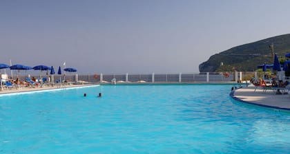 GuestHost - Comfy Flat W/ Pool, Tennis Court & Private Beach!
