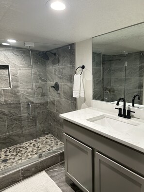 Douche, baignoire à remous, séchoir à cheveux, serviettes fournies