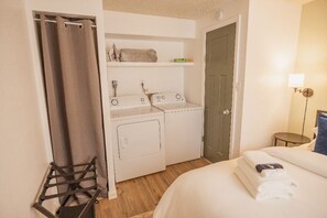 2 soverom, skrivebord, strykejern/-brett og wi-fi