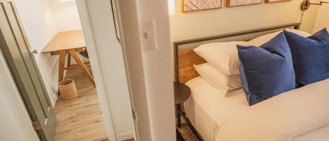 2 slaapkamers, een bureau, een strijkplank/strijkijzer, wifi