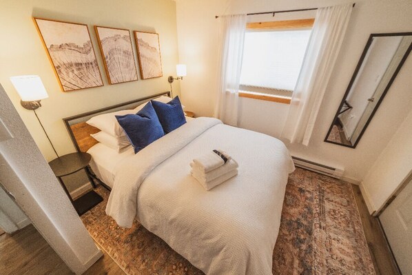 2 bedrooms, desk, iron/ironing board, WiFi