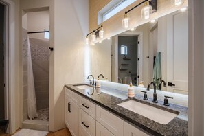 Douche, sĂšche-cheveux, serviettes fournies, savon
