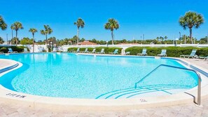 Una piscina al aire libre, una piscina climatizada