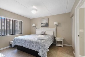 2 bedrooms, desk, WiFi, bed sheets - First Floor Condo. Steps to the Beach, hot tub and pool (St. Augustine Beach)