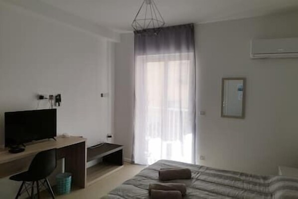 3 bedrooms, iron/ironing board, internet, bed sheets