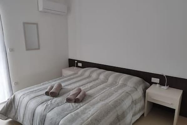 3 habitaciones, tabla de planchar con plancha, internet y ropa de cama 