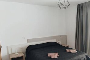 3 bedrooms, iron/ironing board, Internet, bed sheets - Go Exchange, Block D, Apt.8 - Entire Unit (Saint Paul's Bay)