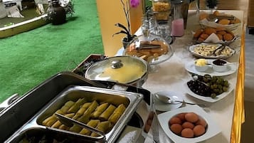 Free daily buffet breakfast