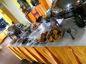 Free daily buffet breakfast