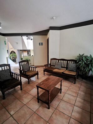 Televisión de pantalla plana de 36 pulgadas con canales vía satélite 