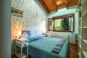 3 chambres, bureau, fer et planche à repasser, lit de bébé portatif