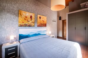 3 Schlafzimmer, Schreibtisch, Bügeleisen/Bügelbrett, Reisekinderbett