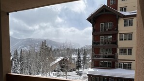 A balcony with a view of a snow-covered mountain and buildings. - Experience Comfort and Convenience at Kendall 337, 2-bedroom condo in the heart of Purgatory Village (Durango)