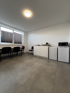 Fridge, microwave, stovetop, cookware/dishes/utensils - Mieterlux Frankfurt Heusenstamm Zimmer 5 Personen (Heusenstamm)