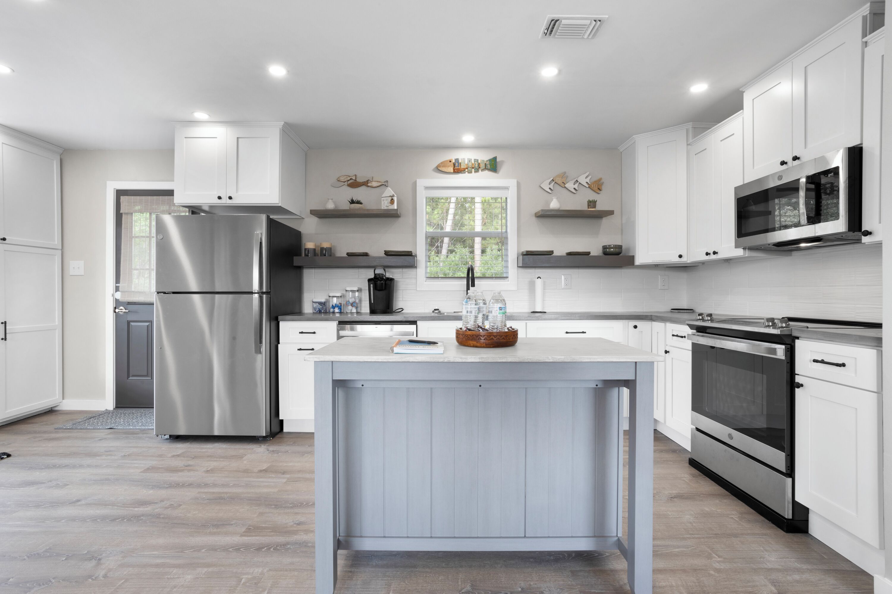 Kylskåp, mikrovågsugn, ugn och spishäll