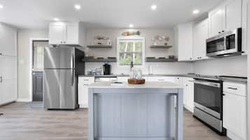 Kylskåp, mikrovågsugn, ugn och spishäll