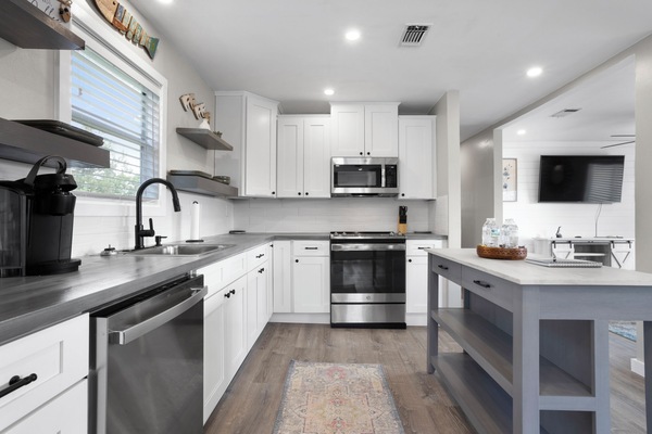 Kjøleskap, mikrobølgeovn, ovn og kokeplater