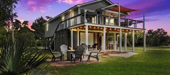 Waterfront Outdoor Bar, Game Room, Fire pit, Grill, Fishing Bay St. Louis Home