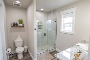 Shower, hair dryer, towels, soap - Ashton Adventure Base with Ping Pong and BBQ (Ashton)