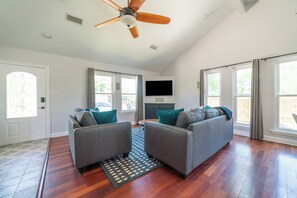 Living area - 2-Story cottage w pool+bonfire (Chalmette)