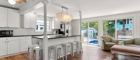 Réfrigérateur, four à micro-ondes, un four, surface de cuisson