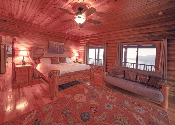 4 bedrooms, iron/ironing board, Internet, bed sheets