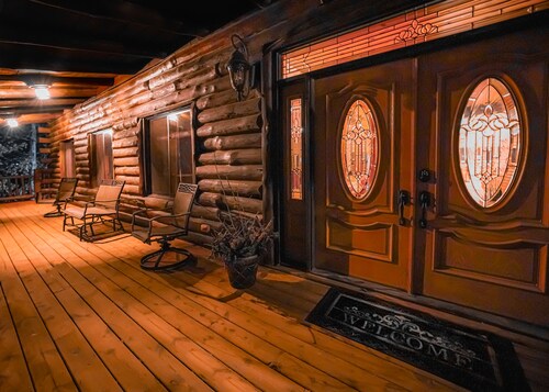 Wisconsin Log Cabin Lodge | Sleeps 16
