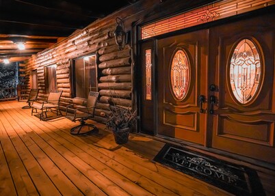 Wisconsin Log Cabin Lodge | Sleeps 16