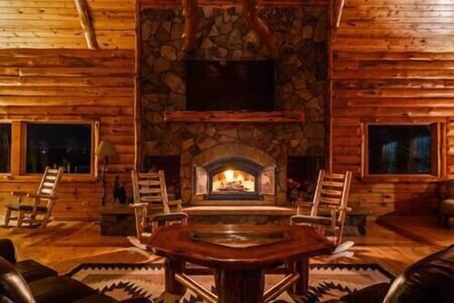 Wisconsin Luxury Log Mansion | Sleeps 15