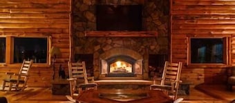 Wisconsin Luxury Log Mansion | Sleeps 15