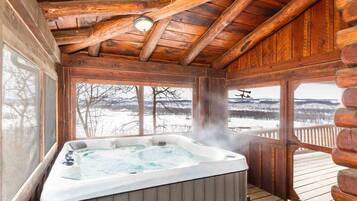 Bañera de hidromasaje cubierta