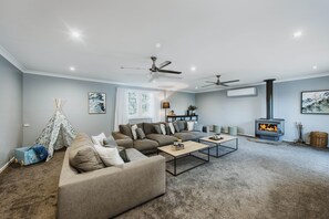 Smart-TV, peis og bøker