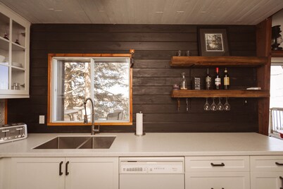 Lake Front Charming Cottage Retreat on Doe Lake, Muskoka! Fishing Centre