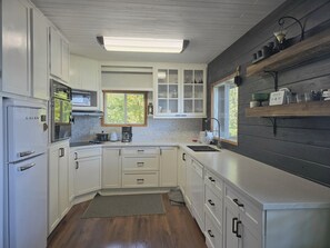 Frigorífico, microondas, horno y placa de cocina