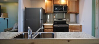 Privacy and Views, Pet-Friendly couples' retreat close to Phil's World