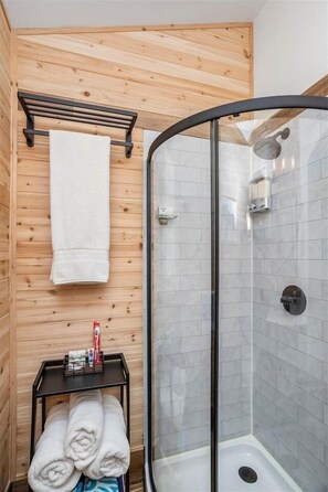 Bruser, hårtørrer, bidet, håndklæder